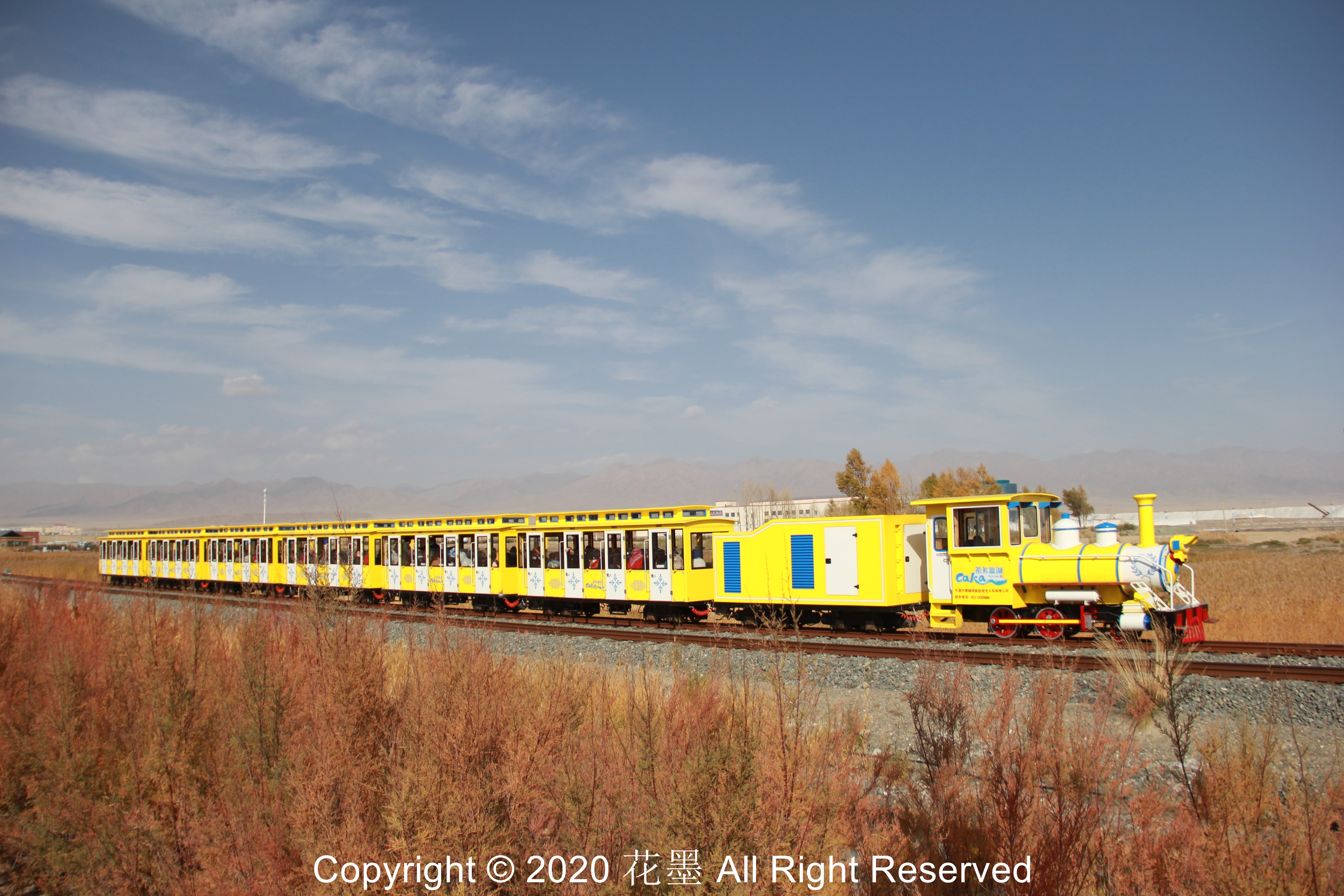 茶卡盐湖-黄色小火车